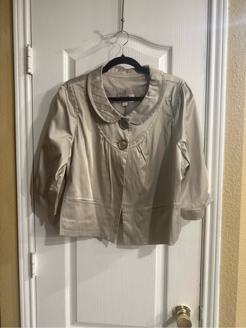 Donna Rae Women's Lightweight Cream Cropped Button Jacket
